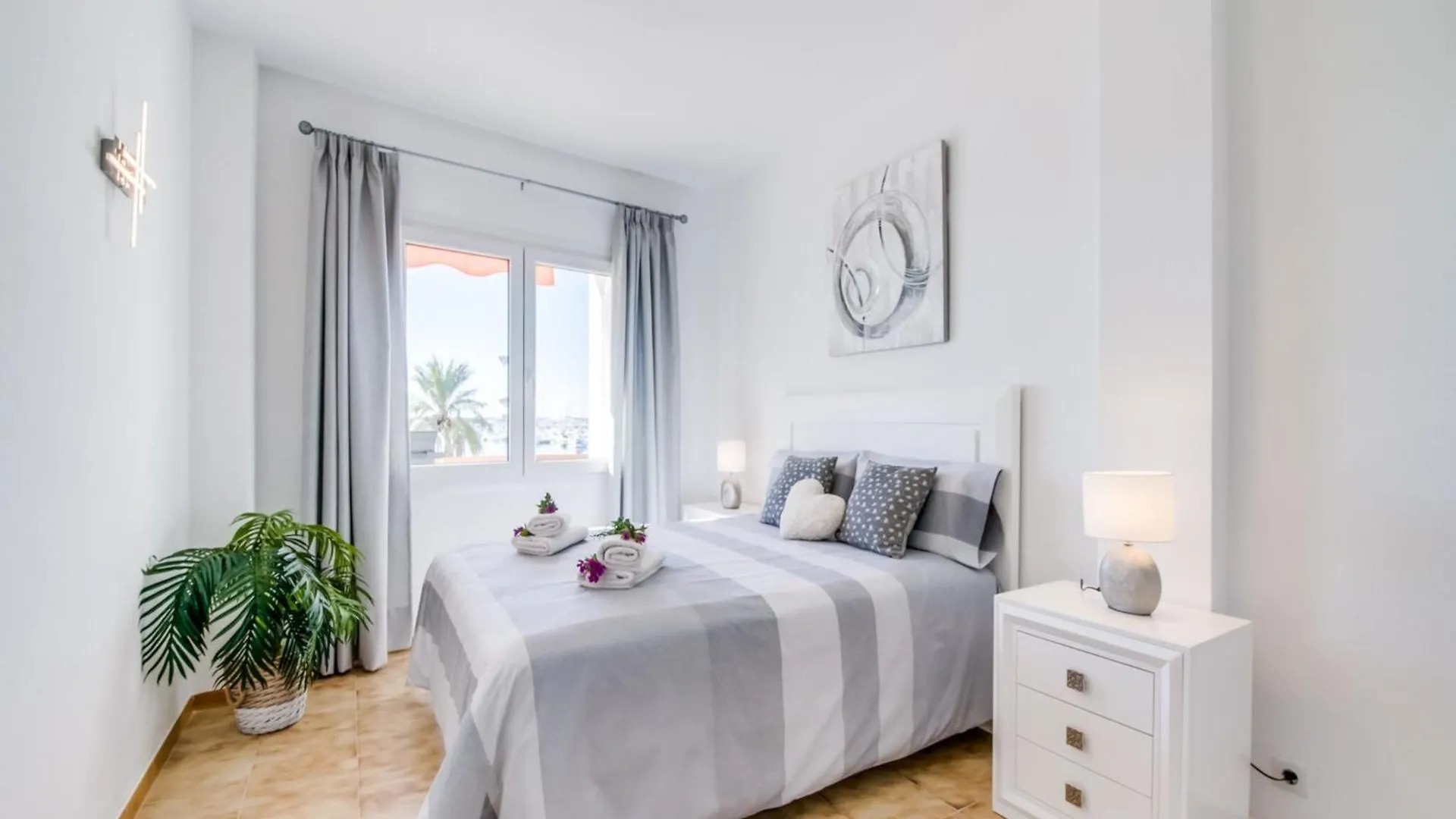 Apartment For 4, With Sea Views Alcudia  İspanya